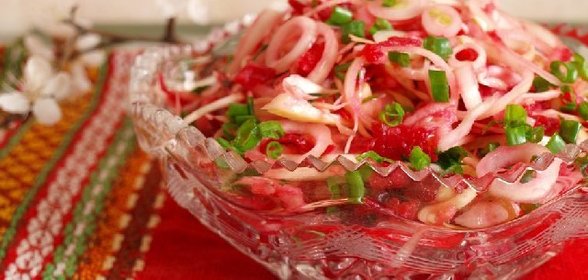 Салат из капусты, свеклы и яблока