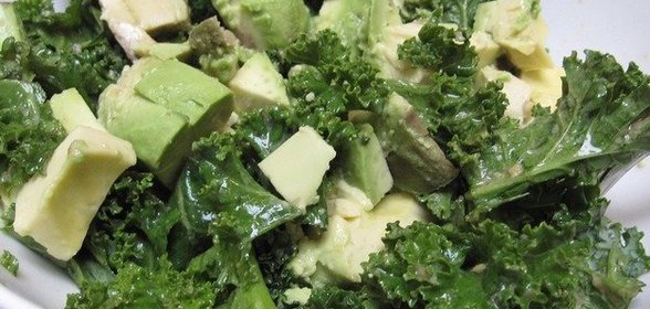 Салат с авокадо и капустой кале