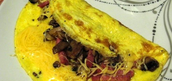 Омлет с лисичками и колбасой