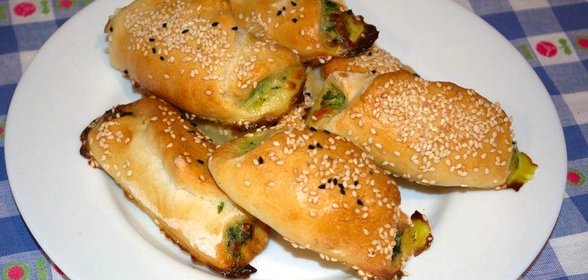 Домашние здобные рулетики с брынзой и шпинатом