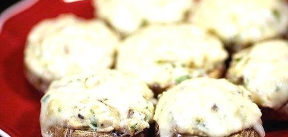 Запеченные грибы, фаршированные курицей и сыром