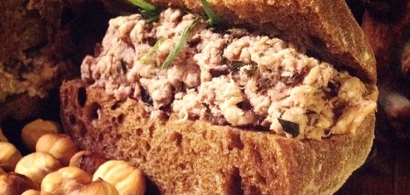 Скандинавский многоэтажный мясной бутерброд с вишневым соусом