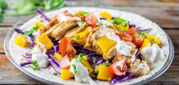 Пряный салат с курицей и овощами