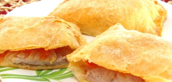 Слоеные пирожки с мясом и помидорами