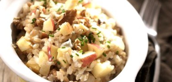 Салат из риса со скумбрией, белыми грибами и яблоками