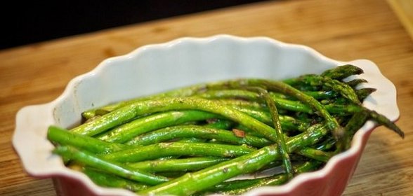 Спаржа на сковороде