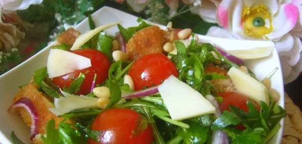 Салат с рукколой и жареной куриной грудкой