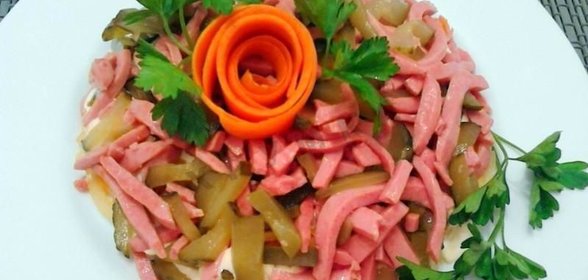 Салат Обжорка с колбасой