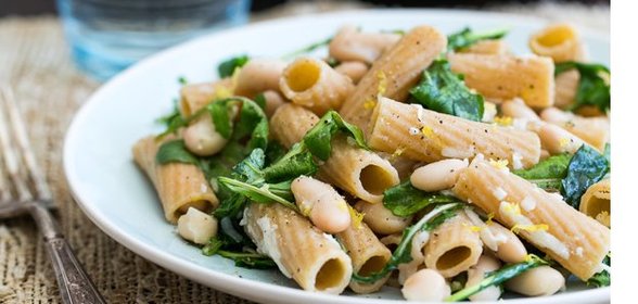 Паста с белой фасолью, лимоном и рукколой