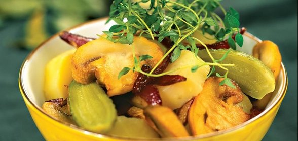 Картофельный салат с солеными огурцами и грибами