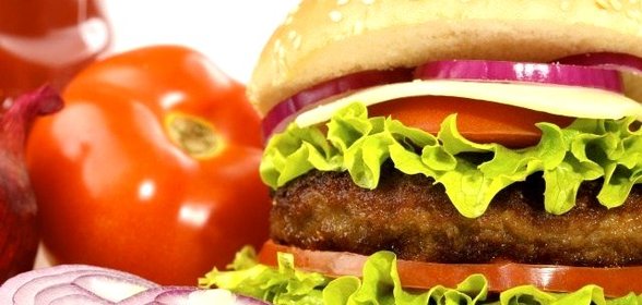 Домашние чизбургер с овощами