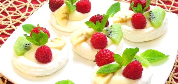 Безе с кремом и фруктами