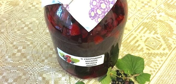 Компот из малины и черной смородины