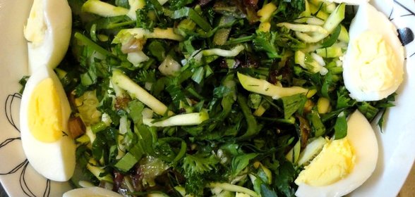 Салат из свежих молодых кабачков и зелени