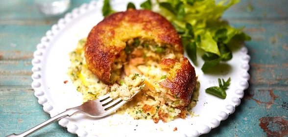 Хрустящие рыбные кексы с кремовым соусом из белого вина