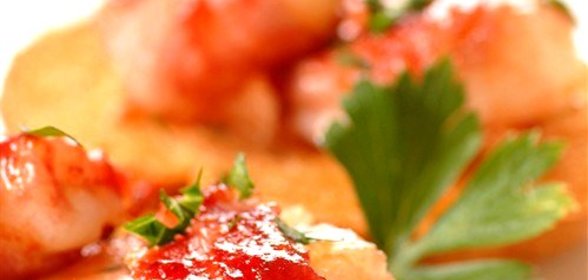 Маринованные креветки в кусочках прошутто на гриле