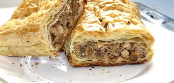 Рулет из слоеного бездрожжевого теста