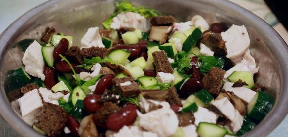 Куриный салат с фасолью и грибами