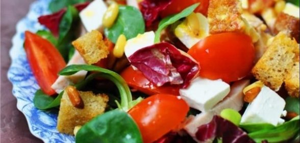 Салат с черри, фетой, ягнятиной, кедровыми орешками в микс-салате