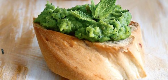 Тосты с пастой из зеленого горошка