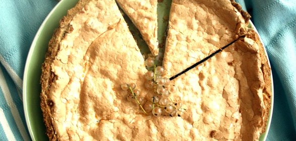 Пирог из ревеня с тонкой безе-прослойкой