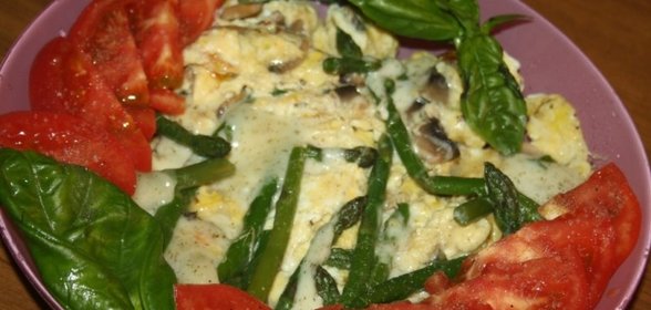 Омлет со спаржей и шампиньонами