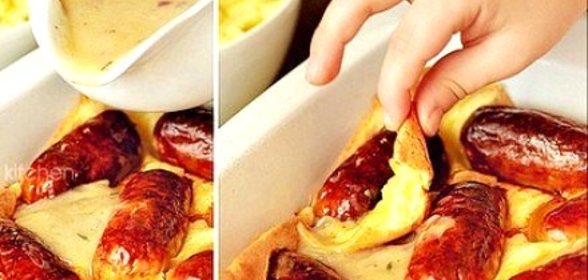 Йоркширский пудинг с колбасками в луковом соусе