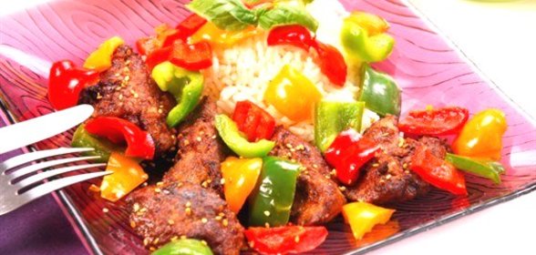 Куриная печень со сладким перцем, редисом и кунжутом