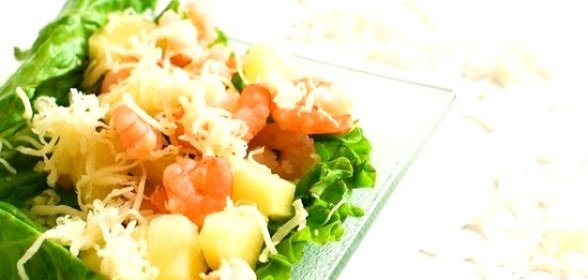 Креветки с ананасом и сыром