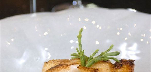 Морской окунь на гриле с миндально-апельсиновым соусом