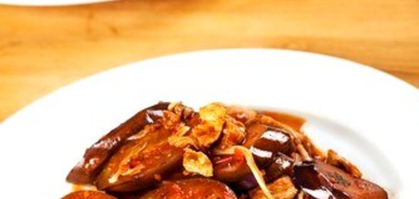 Жареные баклажаны в соевом соусе и мирине с чесноком