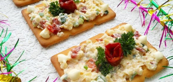 Бутерброды на крекерах с вялеными помидорами