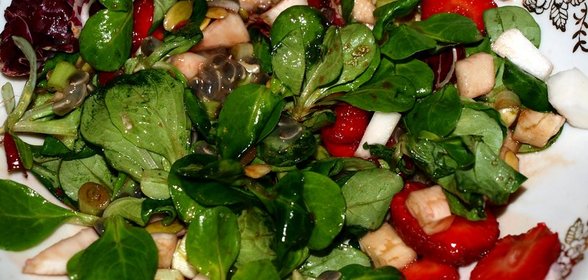 Сочный весенний салат из клубники, салатных листьев, репы с заправкой из гранадиллы