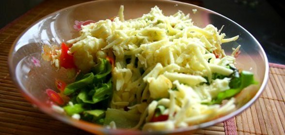Теплый салат с подтаявшим сыром сулугуни