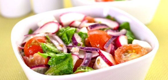 Салат с редисом, помидорами и фетой