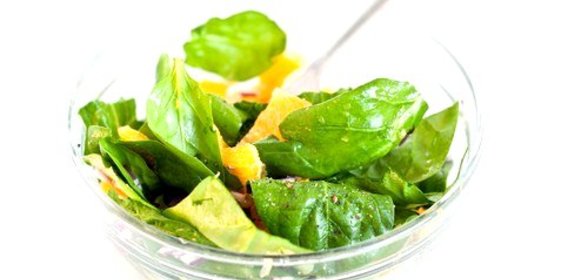 Салат из шпината, апельсинов, бекона из индейки и кедровых орешков