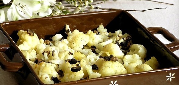 Запеченная цветная капуста с заправкой из маслин