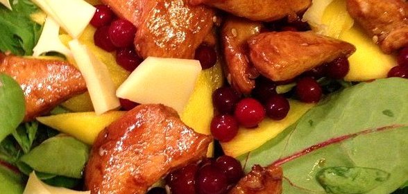 Салат с индейкой терияки и манго