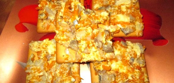 Крекеры с сельдью и морковью
