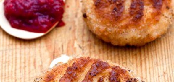 Жареный камамбер с клюквенным соусом