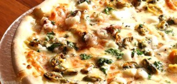 Пицца с ветчиной, моллюсками и анчоусами