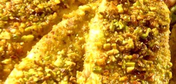 Дорада в фисташковой корочке с мангольдом, жаренной ветчиной, сыром горгонзола и кедровыми орешками