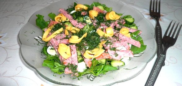 Сытный салат с копченой колбаской