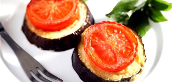 Печеные баклажаны с помидорами и сыром