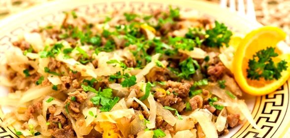 Капуста, тушенная с фаршем и апельсинами
