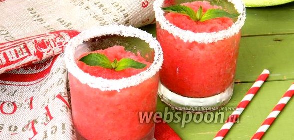 Ледовый коктейль из арбуза и клубники