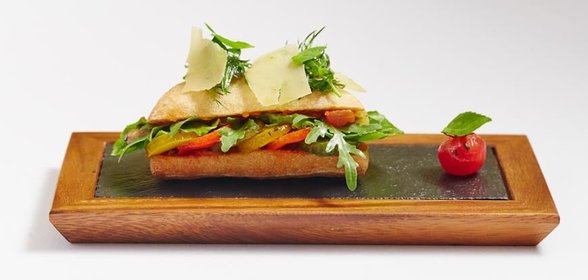 Горячий бутерброд «Баня» с овощами и песто