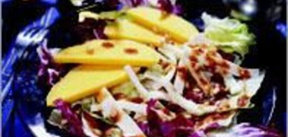 Салат из манго и деревенского сыра