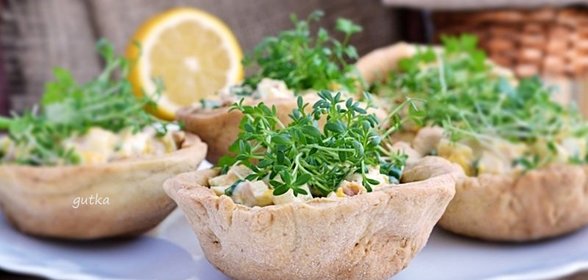 Хрупкие корзинки фаршированные тунцом, яйцами и авокадо