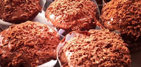 Шоколадные маффины с шоколадной крошкой и орехами